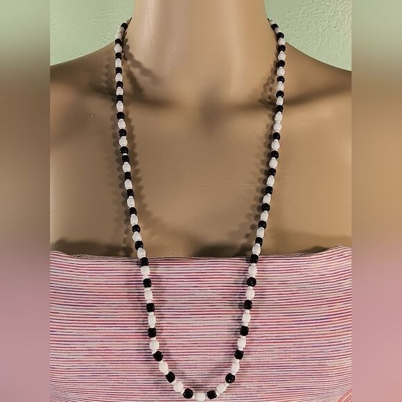 women black and white beaded necklace - Picture 1 of 7